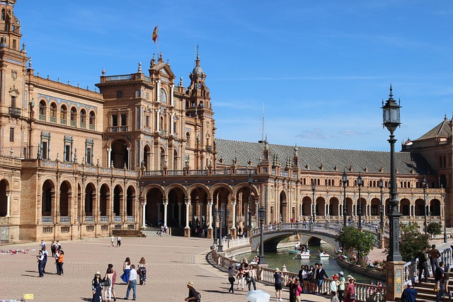 profesionales revisando un borrador de email en español en oficina luminosa de Sevilla