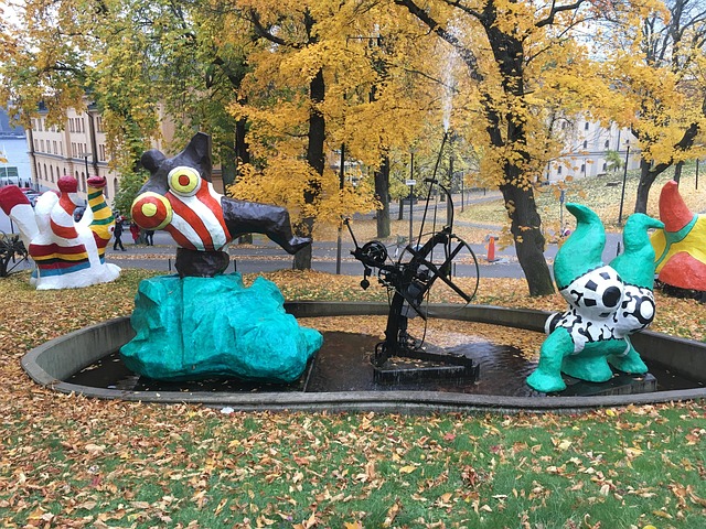 detalle arquitectónico de oficina moderna en Sevilla con materiales cálidos y diseño minimalista